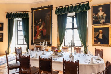 Prag, Çek Cumhuriyeti, 13 Mayıs 2024: Cesky Sternberk kalesindeki yemek odasında servis masası ve Prag 'dan arabayla birkaç saat uzaklıkta.