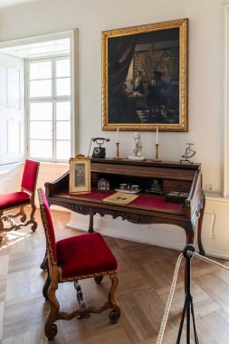 Prag, Çek Cumhuriyeti, 13 Mayıs 2024: Prag 'dan bir saat uzaklıkta Cesky Sternberk kalesindeki misafir odasında dekoratif ahşap masa