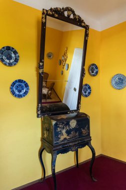 Prag, Çek Cumhuriyeti, 13 Mayıs 2024: Prag 'dan arabayla bir saat uzaklıktaki Cesky Sternberk kalesindeki misafir odasındaki dekoratif ahşap tuvalet masası