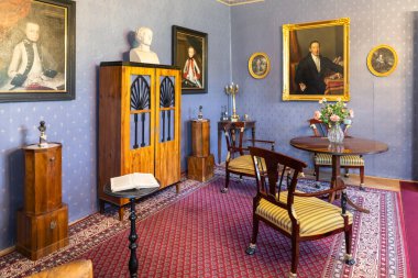 Prag, Çek Cumhuriyeti, 13 Mayıs 2024: Prag 'dan bir saat uzaklıkta Cesky Sternberk kalesindeki misafir odasında çeşitli antik ahşap mobilyalar