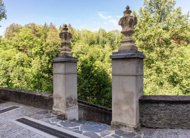 Prag, Çek Cumhuriyeti, 13 Mayıs 2024: Prag 'dan arabayla bir saat uzaklıktaki Cesky Sternberk kalesindeki saray bahçesine inen avlu ve dekoratif taş sütunlar