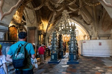 Kutna Hora, Çek Cumhuriyeti, 13 Mayıs 2024: Çek Cumhuriyeti 'nin Kutna Hora kentindeki Kostnice Sedlec Gotik Şapeli' nin ana salonunda çok sayıda insan kemiği ve kafatası