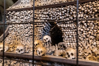 Kutna Hora, Çek Cumhuriyeti, 13 Mayıs 2024: Çek Cumhuriyeti 'nin Kutna Hora kentindeki Kostnice Sedlec Gotik Şapeli' nin ana salonundaki çok sayıda insan kemiği ve kafatası piramide istiflenmiş durumda
