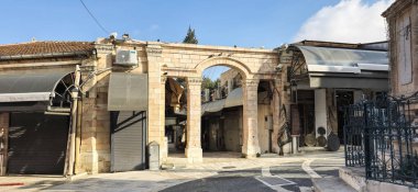 Kudüs, İsrail, 3 Ocak 2025: İsrail 'in Kudüs kentindeki eski Suq Aftimos pazarından çıkan kemerli taş kapılar