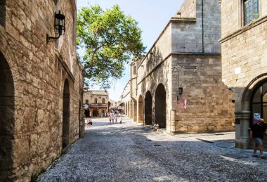 Rodos, Yunanistan, 02 Temmuz 2011: Yunanistan 'ın Rodos adasındaki Rodos kentinin tarihi kalesinin sakin caddelerinde birkaç turist yürüyor