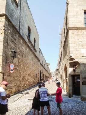 Rodos, Yunanistan, 02 Temmuz 2011: Yunanistan 'ın Rodos adasındaki Rodos kentinin tarihi kalesinde birkaç turist sessiz caddelerde yürüyor