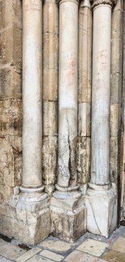 Kudüs, İsrail, 3 Ocak 2025: İsrail 'in Kudüs kentindeki Kutsal Mezar Kilisesi' nin girişinde yıldırım çatlağı