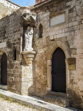 Yunanistan 'ın Rodos adasındaki Rodos şehrinin tarihi bölümündeki eski evlerin cephelerinde dekoratif taş süsler
