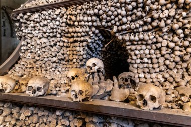 Kutna Hora, Çek Cumhuriyeti, 13 Mayıs 2024: Çek Cumhuriyeti 'nin Kutna Hora kentindeki Kostnice Sedlec Gotik Şapeli' nin ana salonundaki büyük piramide çok sayıda insan kemiği ve kafatası yığıldı
