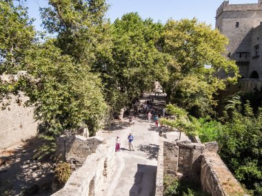 Rodos, Yunanistan, 02 Temmuz 2011: Birkaç turist Yunanistan 'daki Rodos adasındaki Rodos kentinin tarihi kalesini geziyor