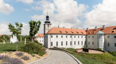 Kutna Hora, Çek Cumhuriyeti, 13 Mayıs 2024: Çek Cumhuriyeti 'nin Kutna Hora kentindeki GASK Merkez Bohem Galerisi bağış kuruluşunun inşası