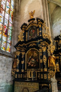 Kutna Hora, Çek Cumhuriyeti, 13 Mayıs 2024: Çek Cumhuriyeti 'nin Kutna Hora kentindeki St. Barbara Katedrali' ndeki sunaklardan biri