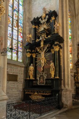 Kutna Hora, Çek Cumhuriyeti, 13 Mayıs 2024: Çek Cumhuriyeti 'nin Kutna Hora kentindeki St. Barbara Katedrali' ndeki sunaklardan biri