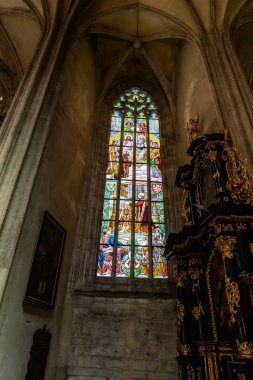 Kutna Hora, Çek Cumhuriyeti, 13 Mayıs 2024: Çek Cumhuriyeti 'nin Kutna Hora kentindeki Aziz Barbara Katedrali' nin büyük dekoratif vitray penceresi