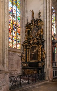 Kutna Hora, Çek Cumhuriyeti, 13 Mayıs 2024: Çek Cumhuriyeti 'nin Kutna Hora kentindeki St. Barbara Katedrali' ndeki sunaklardan biri