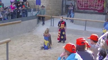 Acre, İsrail, 09 Nisan 2015: Ortaçağ kralı gibi giyinmiş aktör, İsrail 'in Acre kentindeki yıllık gösteride izleyiciler önünde en iyi dövüşçüler için şövalyelik töreni düzenledi