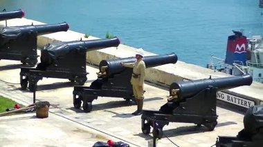 Valetta, Malta, 8 Temmuz 2013: İngiliz mandası üniformalı bir asker Malta 'nın Valletta şehrindeki selamlama bataryasına top ateşledi