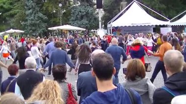 Verona, İtalya, Eylül 27, 2015: Çok sayıda turist ve yerli halk, İtalya 'da Verona' da Piazza Bra Meydanı 'ndaki Arena yakınlarında halk dansları yapıyor.