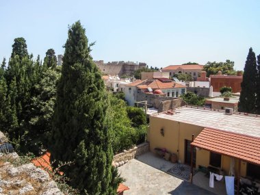 Yunanistan 'ın Rodos adasındaki tarihi Rodos şehrindeki eski binaların kale kent duvarlarından manzarası