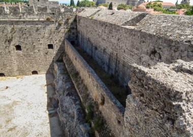 Yunanistan 'ın Rodos adasındaki tarihi Rodos şehrinin iyi korunmuş kale duvarları