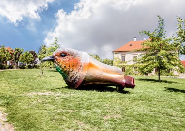Kutna Hora, Çek Cumhuriyeti, 13 Mayıs 2024: Çek Cumhuriyeti 'nin Kutna Hora kentindeki St. Barbara Katedrali yakınlarındaki Park GASK' ta dekoratif Cennet Kuşu