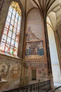 Kutna Hora, Çek Cumhuriyeti, 13 Mayıs 2024: Çek Cumhuriyeti 'nin Kutna Hora kentindeki Aziz Barbara Katedrali' nde eski çizimler duvar süsledi