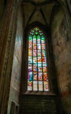 Kutna Hora, Çek Cumhuriyeti, 13 Mayıs 2024: Çek Cumhuriyeti 'nin Kutna Hora kentindeki Aziz Barbara Katedrali' nin büyük dekoratif vitray penceresi