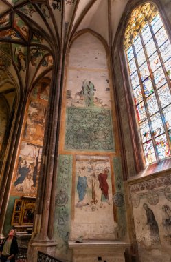 Kutna Hora, Çek Cumhuriyeti, 13 Mayıs 2024: Çek Cumhuriyeti 'nin Kutna Hora kentindeki Aziz Barbara Katedrali' nde eski çizimler duvar süsledi