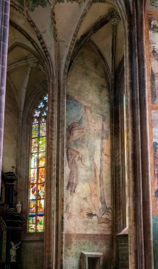 Kutna Hora, Çek Cumhuriyeti, 13 Mayıs 2024: Çek Cumhuriyeti 'nin Kutna Hora kentindeki Aziz Barbara Katedrali' nde eski çizimler duvar süsledi