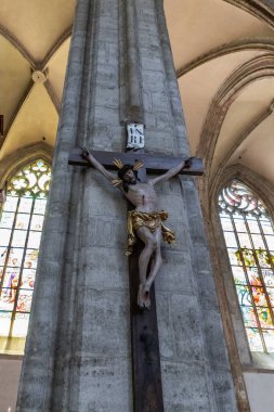 Kutna Hora, Çek Cumhuriyeti, 13 Mayıs 2024: Çek Cumhuriyeti 'nin Kutna Hora kentindeki Aziz Barbara Katedrali' nde bir sütunun üzerindeki büyük haç
