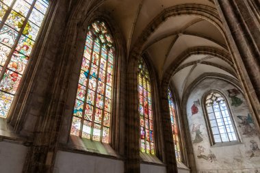 Kutna Hora, Çek Cumhuriyeti, 13 Mayıs 2024: Çek Cumhuriyeti 'nin Kutna Hora kentindeki St Barbara Katedrali' nde yan geçitte dekoratif vitray pencereler