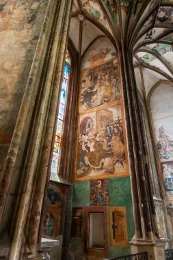 Kutna Hora, Çek Cumhuriyeti, 13 Mayıs 2024: Çek Cumhuriyeti 'nin Kutna Hora kentindeki Aziz Barbara Katedrali' nin duvarını eski çizimler süslüyor