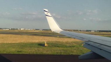 Frankfurt, Almanya, 08 Temmuz 2013: Almanya 'da Frankfurt' ta seyahat eden İsrail El Al uçağının penceresinden bakın