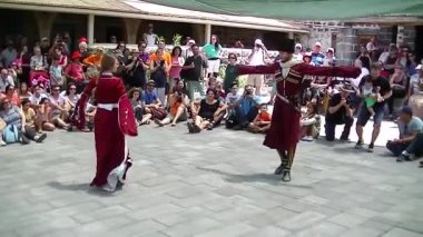 Kfar Kama, İsrail, 25 Temmuz 2015: Ayghe Çerçeve cemaati temsilcileri Kfar Kama İsrail 'de turistler için ulusal bir dans gösterisi düzenledi