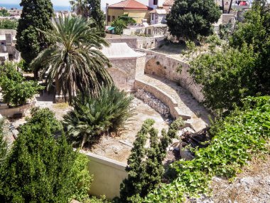 Yunanistan 'ın Rodos adasındaki Rodos şehrinin tarihi kısmındaki eski binaların kale kent duvarlarından manzara