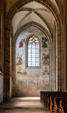 Kutna Hora, Çek Cumhuriyeti, 13 Mayıs 2024: Çek Cumhuriyeti 'nin Kutna Hora kentindeki Aziz Barbara Katedrali' nin yan geçidinde çizimler