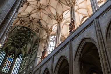 Kutna Hora, Çek Cumhuriyeti, 13 Mayıs 2024: Çek Cumhuriyeti 'nin Kutna Hora kentindeki St Barbara Katedrali' nin üst katındaki balkon