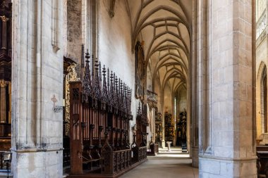 Kutna Hora, Çek Cumhuriyeti, 13 Mayıs 2024: Çek Cumhuriyeti 'nin Kutna Hora kentindeki St. Barbara Katedrali' nin yan geçidi