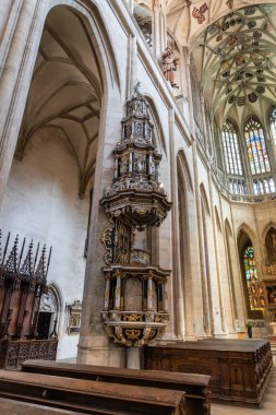 Kutna Hora, Çek Cumhuriyeti, 13 Mayıs 2024: Çek Cumhuriyeti 'nin Kutna Hora kentindeki Aziz Barbara Katedrali' nde bir rahibe yer