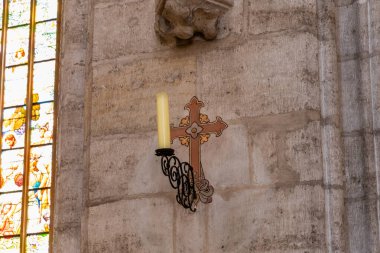 Kutna Hora, Çek Cumhuriyeti, 13 Mayıs 2024: Çek Cumhuriyeti 'nin Kutna Hora kentindeki St. Barbara Katedrali' nin ana salonunun duvarında mumlu büyük bir şamdan