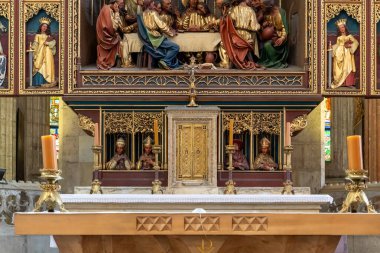 Kutna Hora, Çek Cumhuriyeti, 13 Mayıs 2024: Çek Cumhuriyeti 'nin Kutna Hora kentindeki St. Barbara Katedrali' nin ana salonundaki sunakta büyük yaldızlı haç