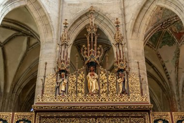 Kutna Hora, Çek Cumhuriyeti, 13 Mayıs 2024: Çek Cumhuriyeti 'nin Kutna Hora kentindeki St. Barbara Katedrali' nin ana salonunda büyük yaldızlı sunak