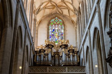 Kutna Hora, Çek Cumhuriyeti, 13 Mayıs 2024: Çek Cumhuriyeti 'nin Kutna Hora kentindeki St Barbara Katedrali' nin ana salonunda büyük bir organ ve büyük bir vitray pencere