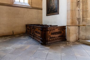 Kutna Hora, Çek Cumhuriyeti, 13 Mayıs 2024: Çek Cumhuriyeti 'nin Kutna Hora kentindeki Aziz Barbara Katedrali' nin yan odasındaki ahşap dua sıraları