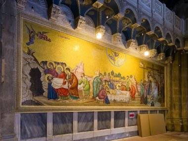 Kudüs, İsrail, 3 Ocak 2025: İsrail 'in eski Kudüs kentindeki Kutsal Mezar Kilisesi' nin girişinin karşısında büyük bir dini mozaik asılı duruyor