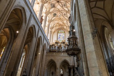 Kutna Hora, Çek Cumhuriyeti, 13 Mayıs 2024: Büyük organ ve Çek Cumhuriyeti 'nin Kutna Hora kentindeki St Barbara Katedrali' nin ana salonundaki büyük vitraylı pencere