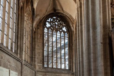 Kutna Hora, Çek Cumhuriyeti, 13 Mayıs 2024: Çek Cumhuriyeti 'nin Kutna Hora kentindeki St. Barbara Katedrali' nin üst katındaki büyük pencereler