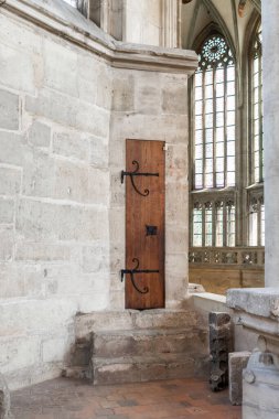 Kutna Hora, Çek Cumhuriyeti, 13 Mayıs 2024: Çek Cumhuriyeti 'nin Kutna Hora kentindeki St Barbara Katedrali' nin üst katındaki çatıya açılan ahşap kapı