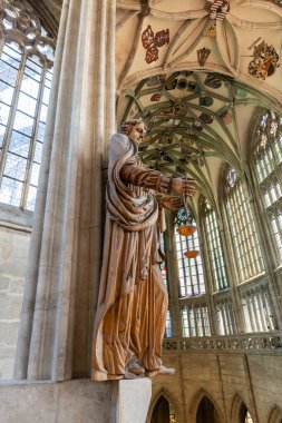 Kutna Hora, Çek Cumhuriyeti, 13 Mayıs 2024: Çek Cumhuriyeti 'nin Kutna Hora kentindeki St Barbara Katedrali' nin üst katındaki büyük heykel
