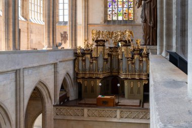 Kutna Hora, Çek Cumhuriyeti, 13 Mayıs 2024: Çek Cumhuriyeti 'nin Kutna Hora kentindeki St. Barbara Katedrali' nde altın meleklerle süslenmiş, ana salonda büyük bir organ